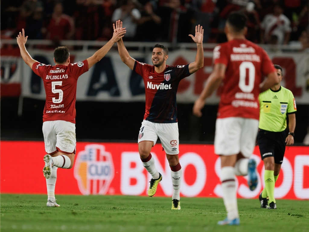 他不仅帮助 他不仅帮助